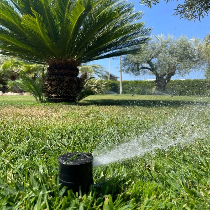 Irrigatori in funzione per taratura e controllo della distribuzione dell’acqua.