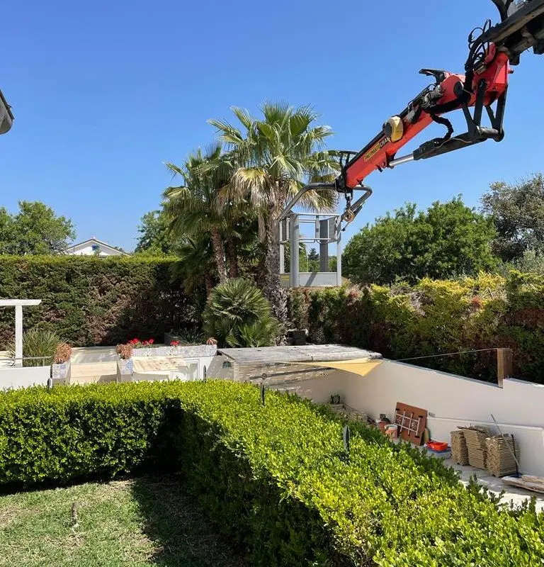 Braccio meccanico operativo per movimentazione materiali in cantiere.